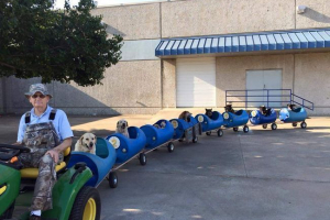 Texan postavil vlak pro bezdomovce